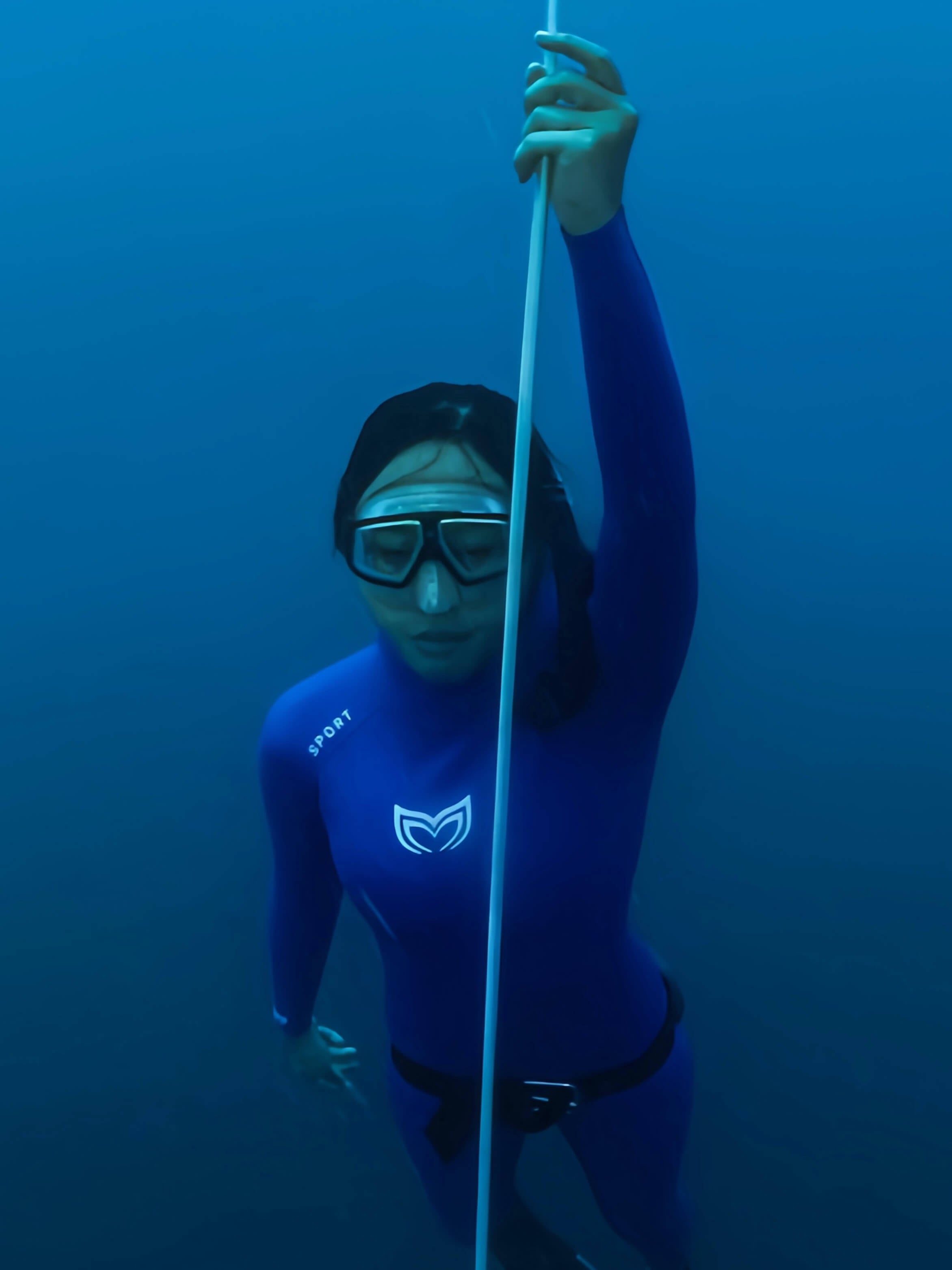 A women dong free immersion wearing a 3mm blue open cell wetsuit
