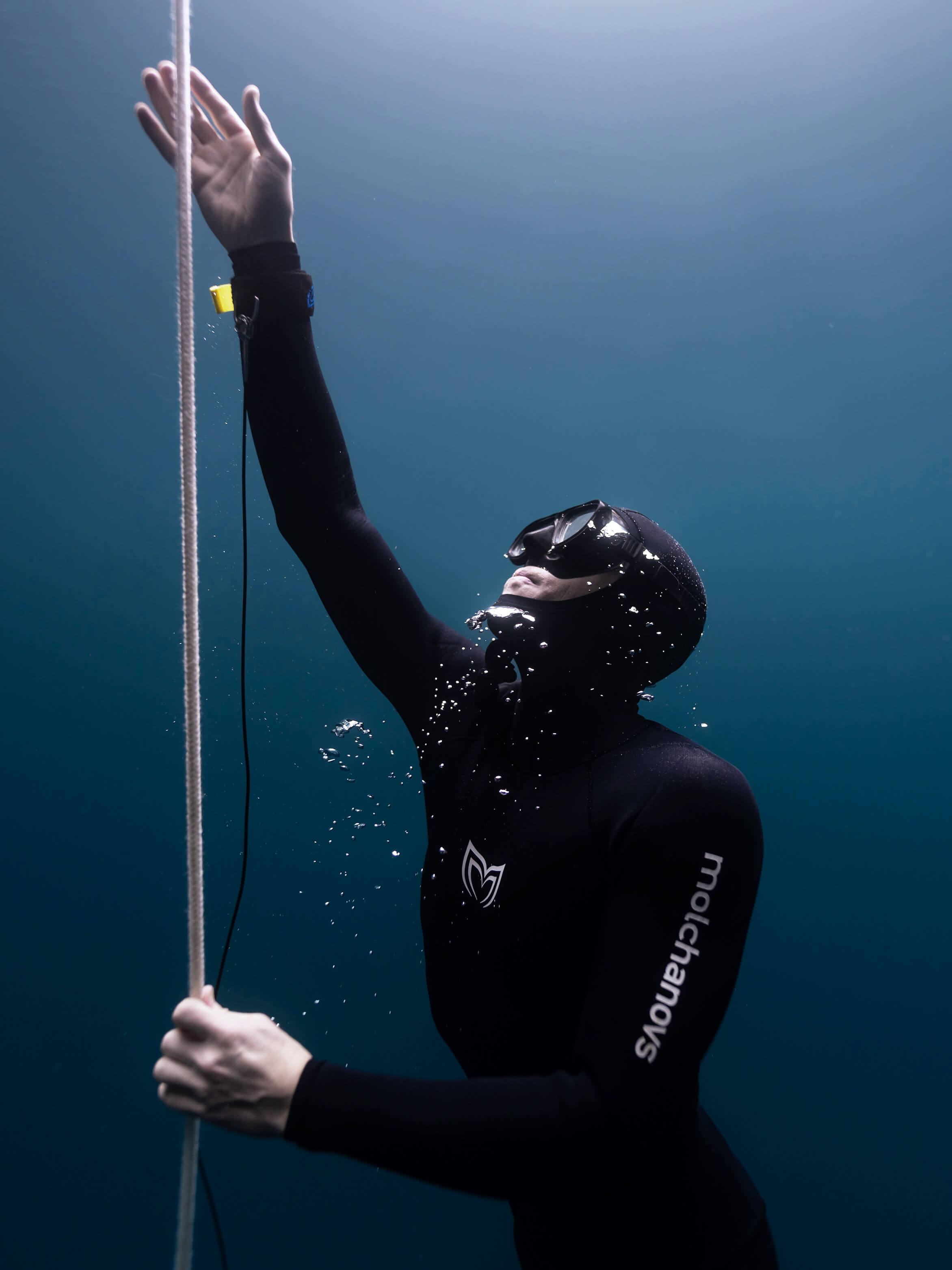 Image of a male diver ascending FIM wearing a black 2.5mm/5mm double lined mens wetsuit