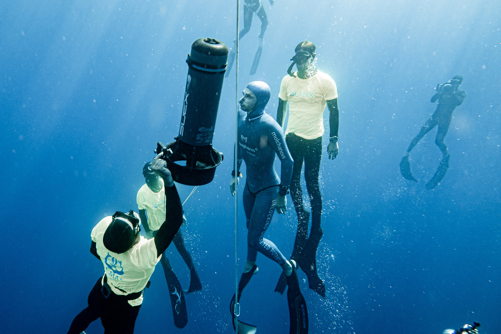 新闻稿 - Molchanovs CB2 碳纤维脚蹼创造了 3 项新的自由潜水世界纪录