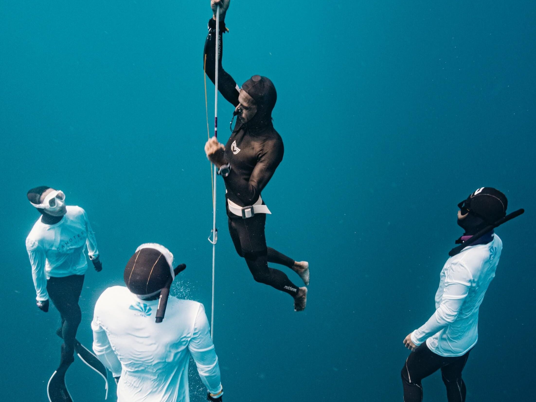 平衡自由潜水比赛中的竞技和组织工作