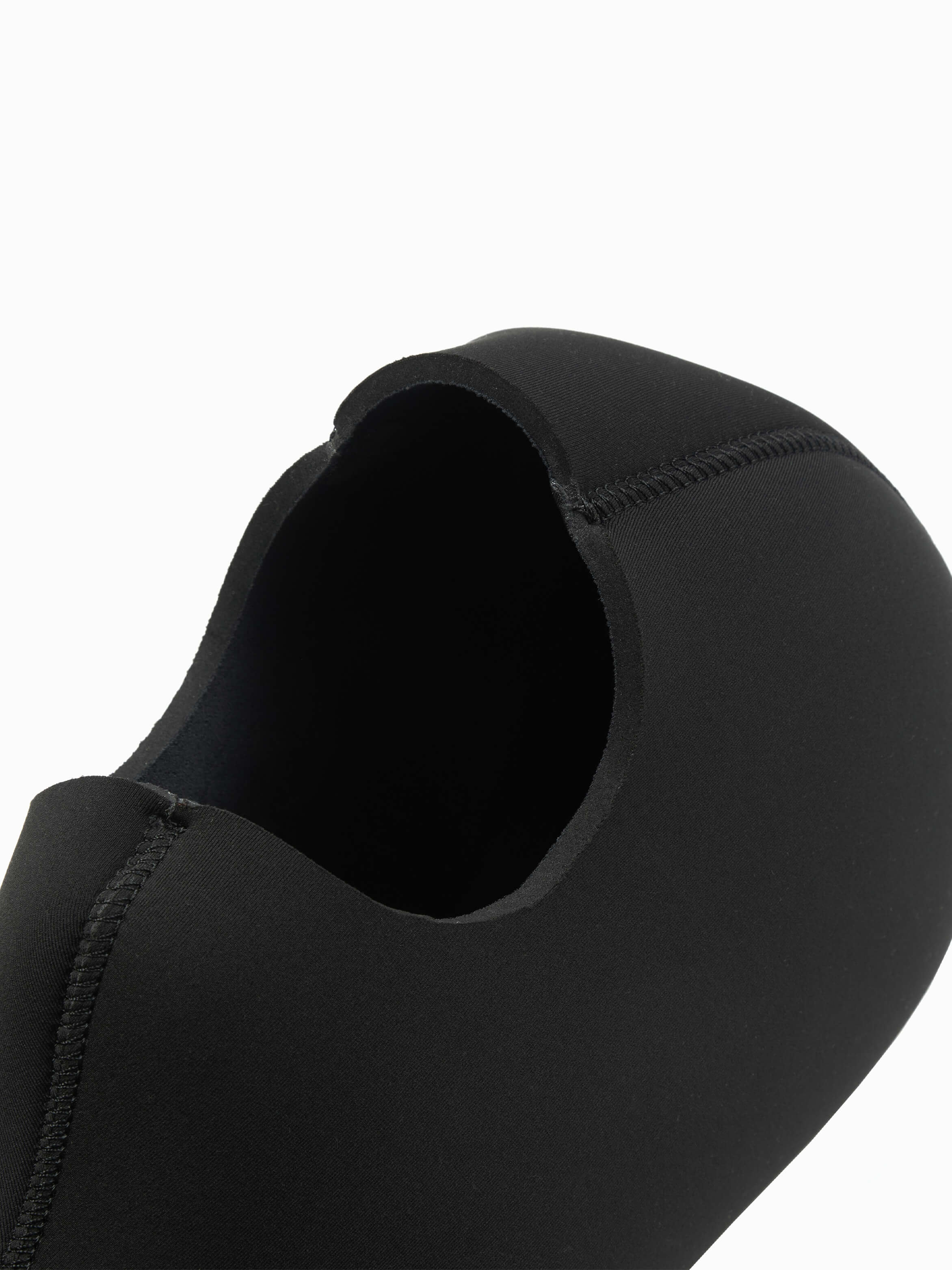 Close up of the 4mm womens wetsuit. Double lined for durability. You can see the cut of the neoprene around the face and the pannels that shape the hood. 